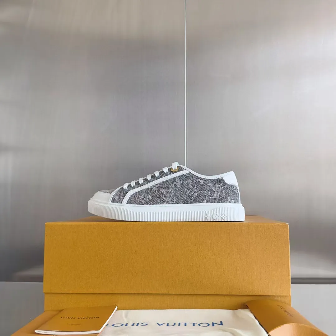 👟👟Ex-factory price 420👟👟 LV Louis Vuitton L Home Donkey Brand’s latest Lagoon series Thick-soled denim denim Embossed Presbyopia Thick-soled Casual sneakers Skateboard shoes Original purchase and development Production This Lagoon sneaker is made of Monogram denim, injecting a retro flavor into the classic design. The Louis Vuitton logo pops out from the leather trim, and the inscribed eyelets, trim and laces highlight the exquisite details. The rubber outsole embellished with Monogram flowers completes the whole. Exquisitely packaged at the delivery counter🛍📦 ▪️ Fabric: Original imported custom first-layer cowhide ▪️ Lining: Original imported cowhide lining ▪️ Sole: Original open-molded non-slip TPU material ▪️ Bottom thickness: 2.5CM ▪️ Size: Women's size 35-40 (41, 42 can be customized)